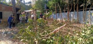 চকরিয়ায় স্কুলের সড়কের উপর অর্তকিত স্থাপনা নির্মাণ, চলাচল দুর্ভোগে শিক্ষাথীরা ;দুইপক্ষে ধাওয়া পাল্টা ধাওয়া 1 received 1070282057707626 TEKNAF TODAY - সীমান্তের সর্বশেষ খবর