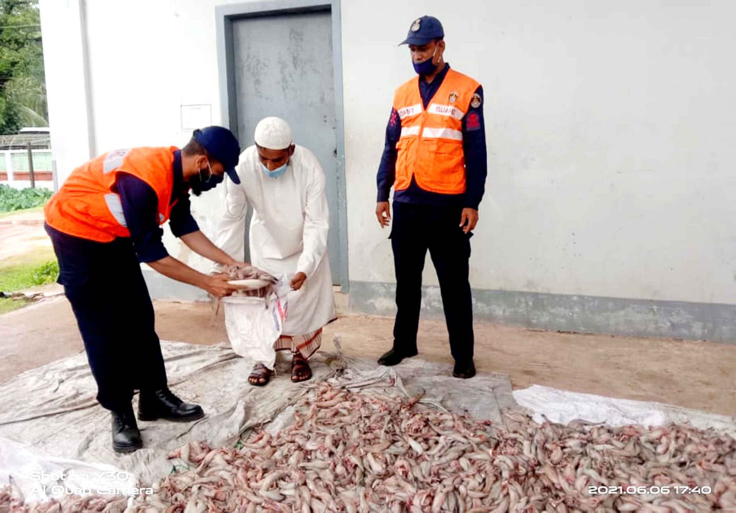 টেকনাফ সাগর উপকূলীয় এলাকায় কোস্টগার্ডের অভিযানে কারেন্ট জাল ও সামুদ্রিক মাছ জব্দ 1 Teknaf Pic A 2 06 06 21 scaled TEKNAF TODAY - সীমান্তের সর্বশেষ খবর