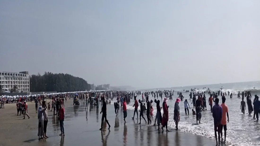 কক্সবাজারে আটকা পড়েছেন অর্ধলাখ পর্যটক 1 c TEKNAF TODAY - সীমান্তের সর্বশেষ খবর